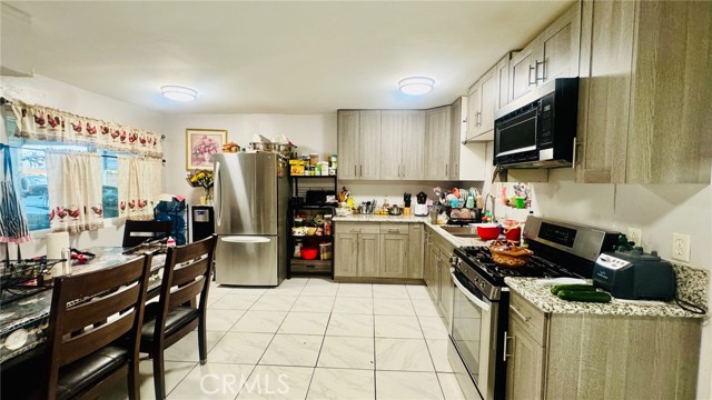 Detail Gallery Image 8 of 20 For 5833 Leo, Bakersfield,  CA 93307 - 2 Beds | 1 Baths