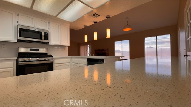 Detail Gallery Image 11 of 36 For 13677 Ivanpah, Apple Valley,  CA 92308 - 3 Beds | 2 Baths
