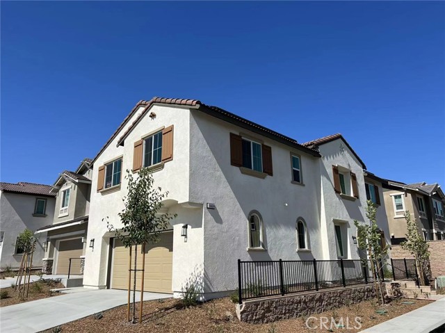 Detail Gallery Image 1 of 18 For 16024 Symphony Ln, Fontana,  CA 92336 - 4 Beds | 3 Baths