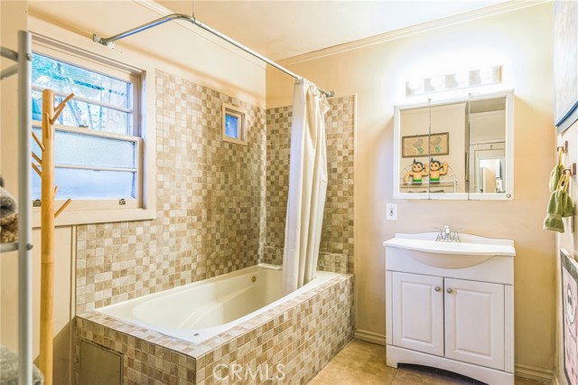 Detail Gallery Image 10 of 22 For 8560 Walnut Dr, Los Angeles,  CA 90046 - 3 Beds | 2 Baths