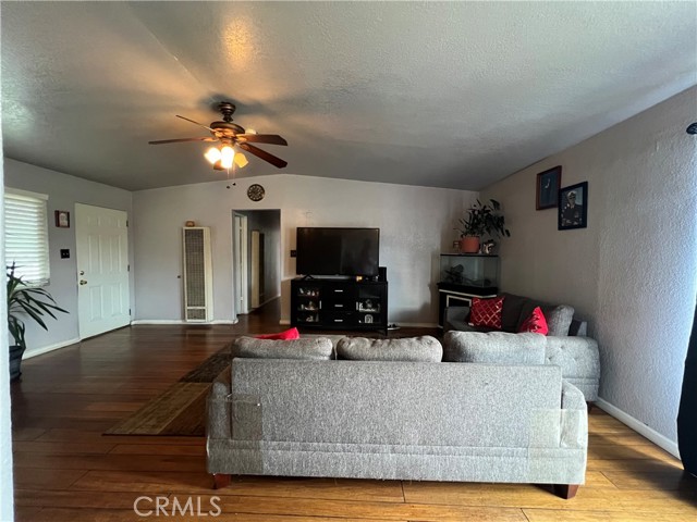 Detail Gallery Image 7 of 23 For 527 E King St, Rialto,  CA 92376 - 3 Beds | 2 Baths