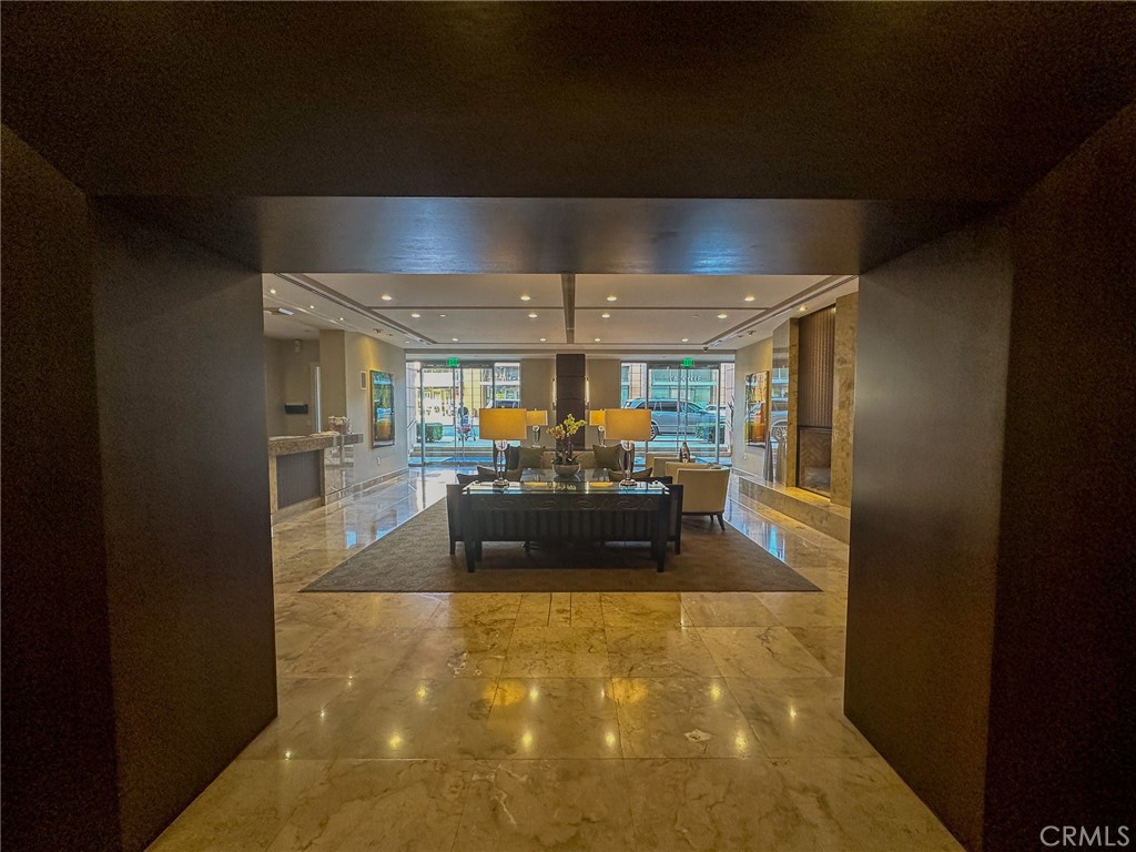 https://media.crmls.org/medias/14e40d59-36a4-4f05-ba7b-8b53d1527b77.jpg?preset=X-Large