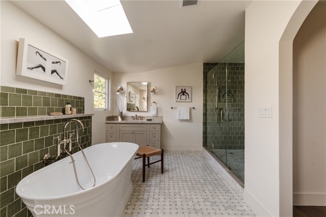 2201 N Hobart Boulevard, Los Angeles CA: https://media.crmls.org/medias/14e521b8-6ee6-415a-b327-98ca5335f110.jpg