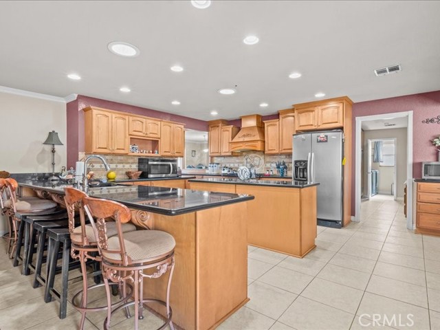 Detail Gallery Image 6 of 20 For 12848 Autumn Leaves, Victorville,  CA 92395 - 5 Beds | 3/1 Baths