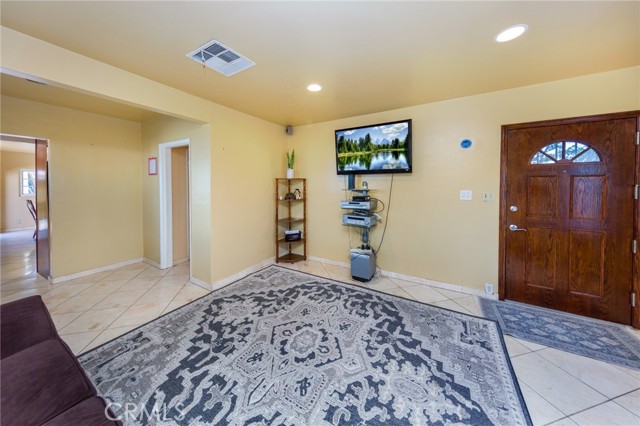 Detail Gallery Image 11 of 18 For 10425 Rainier St, Sun Valley,  CA 91352 - 3 Beds | 1 Baths