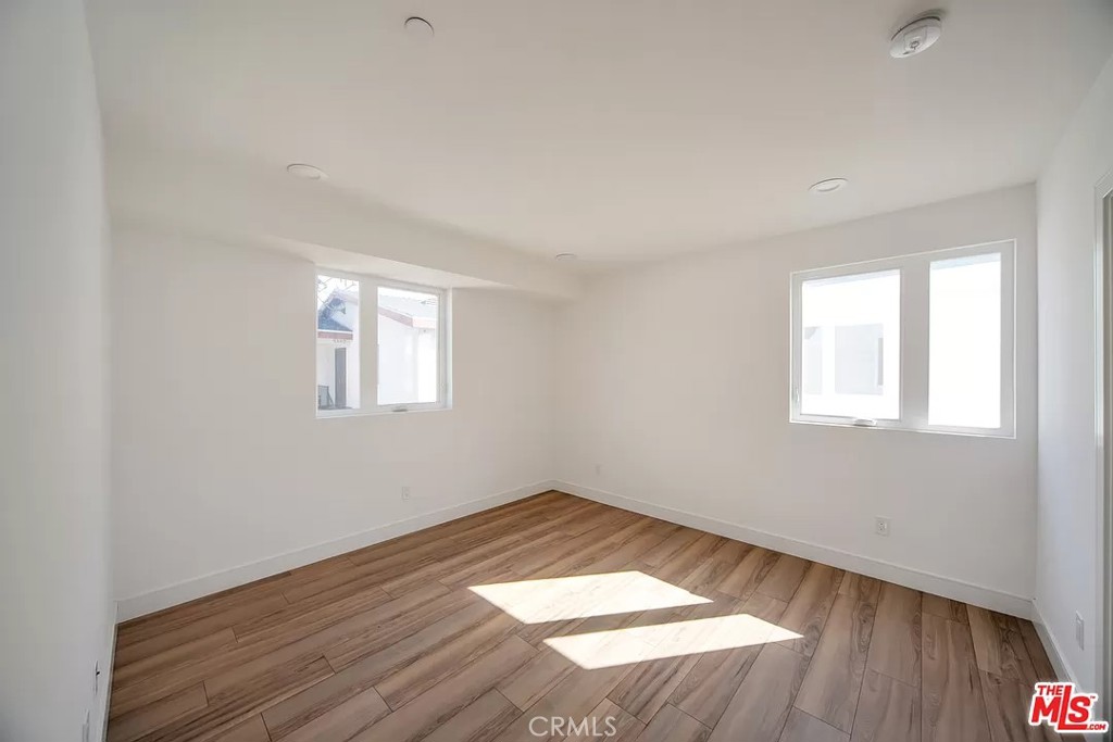 https://media.crmls.org/medias/14e916f5-e8b1-40ce-8dc8-366d015053f5.jpg?preset=X-Large