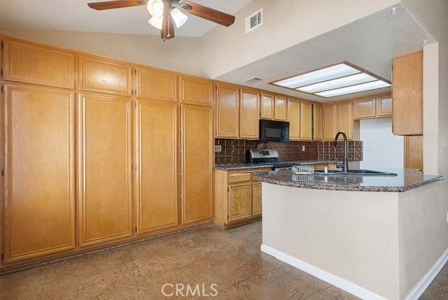 Detail Gallery Image 16 of 34 For 1715 Lake Way, Lancaster,  CA 93534 - 5 Beds | 3 Baths