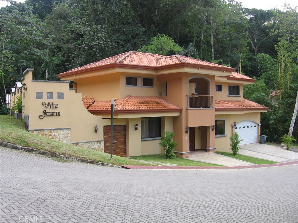 57 COSTA RICA- PUNTA LEONA