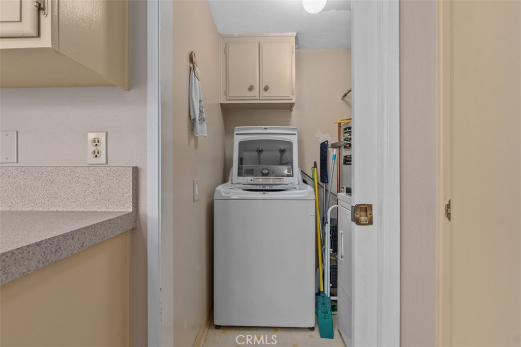 https://media.crmls.org/medias/14f9601b-28f9-4e8f-b63d-4db152978afd.jpg?preset=X-Large