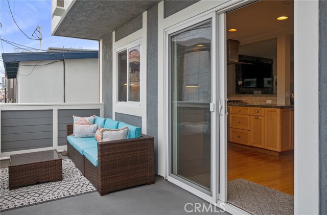 Detail Gallery Image 16 of 36 For 427 Manhattan Ave, Hermosa Beach,  CA 90254 - 2 Beds | 2/1 Baths