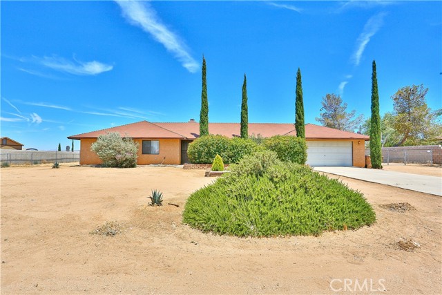 Detail Gallery Image 3 of 35 For 11969 Pinon Ave, Hesperia,  CA 92345 - 3 Beds | 2 Baths