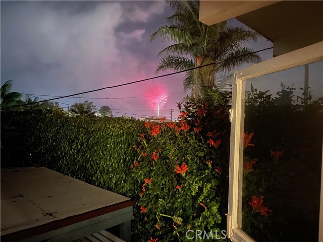 555 Through Street, Laguna Beach CA: https://media.crmls.org/medias/150e6110-06f9-48d0-81d4-410123945f57.jpg