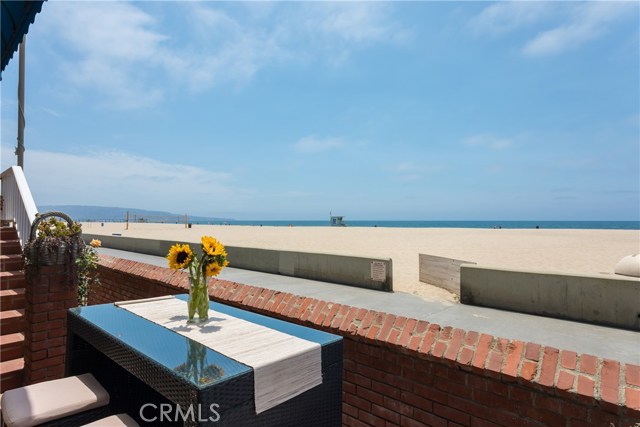 2654 The Strand, Hermosa Beach, California 90254, 3 Bedrooms Bedrooms, ,4 BathroomsBathrooms,Residential,Sold,The Strand,OC17238177