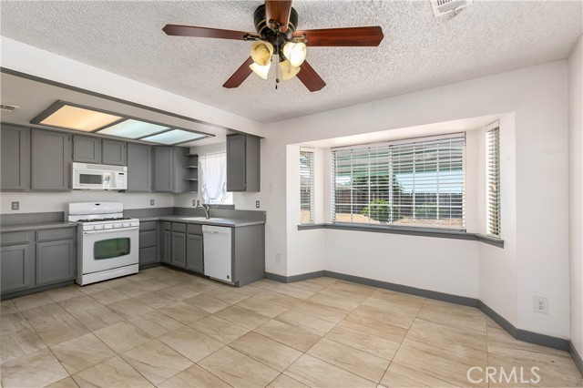 Detail Gallery Image 7 of 34 For 10416 Peach Ave, California City,  CA 93505 - 3 Beds | 2 Baths