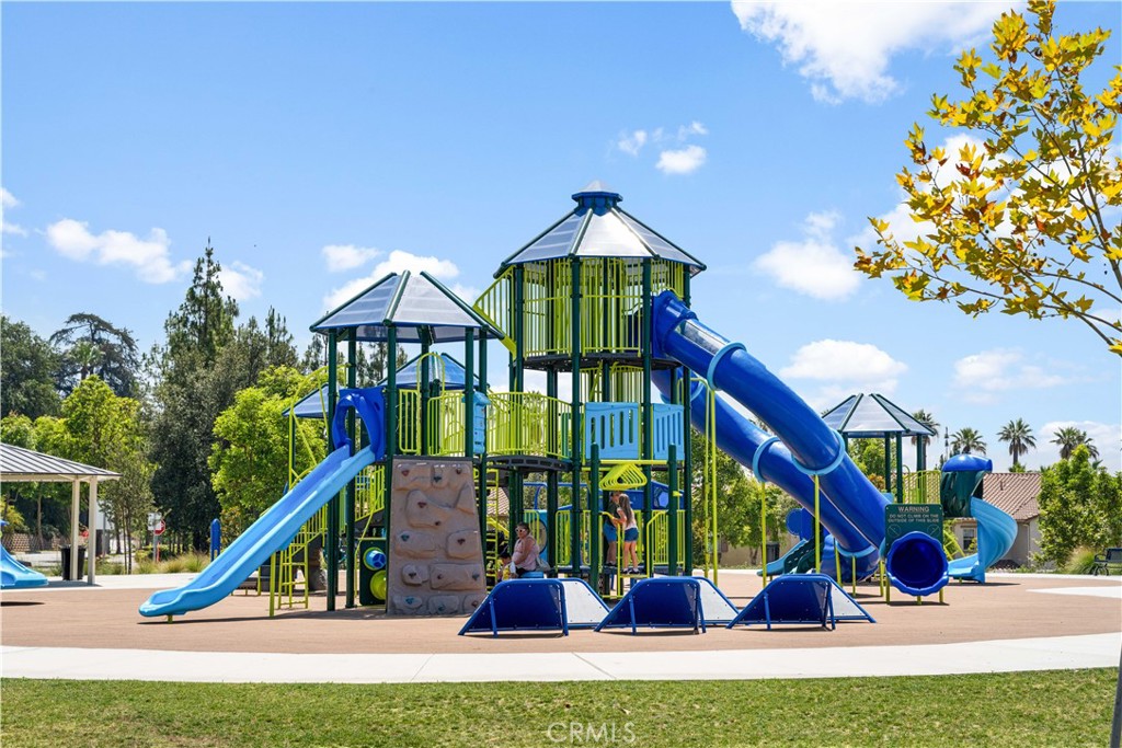 https://media.crmls.org/medias/1512d1ab-9027-455f-9b89-310e9d162010.jpg?preset=X-Large