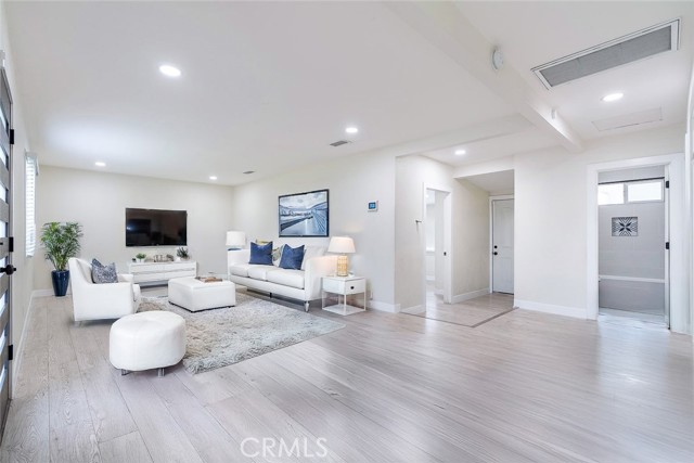 Detail Gallery Image 2 of 15 For 1142 Indian Hill Bld, Pomona,  CA 91767 - 3 Beds | 1 Baths