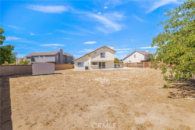 2125 E Oldfield Street, Lancaster CA: https://media.crmls.org/medias/151ce9db-9fcd-428a-a08b-9e990612eeee.jpg