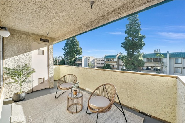 Detail Gallery Image 4 of 37 For 12121 Centralia St #302,  Lakewood,  CA 90715 - 3 Beds | 2 Baths
