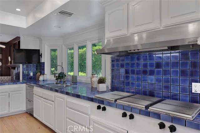 6137 Paseo La Vista, Woodland Hills CA: https://media.crmls.org/medias/151dfdfb-d344-4fe7-8f27-33fa23e78425.jpg