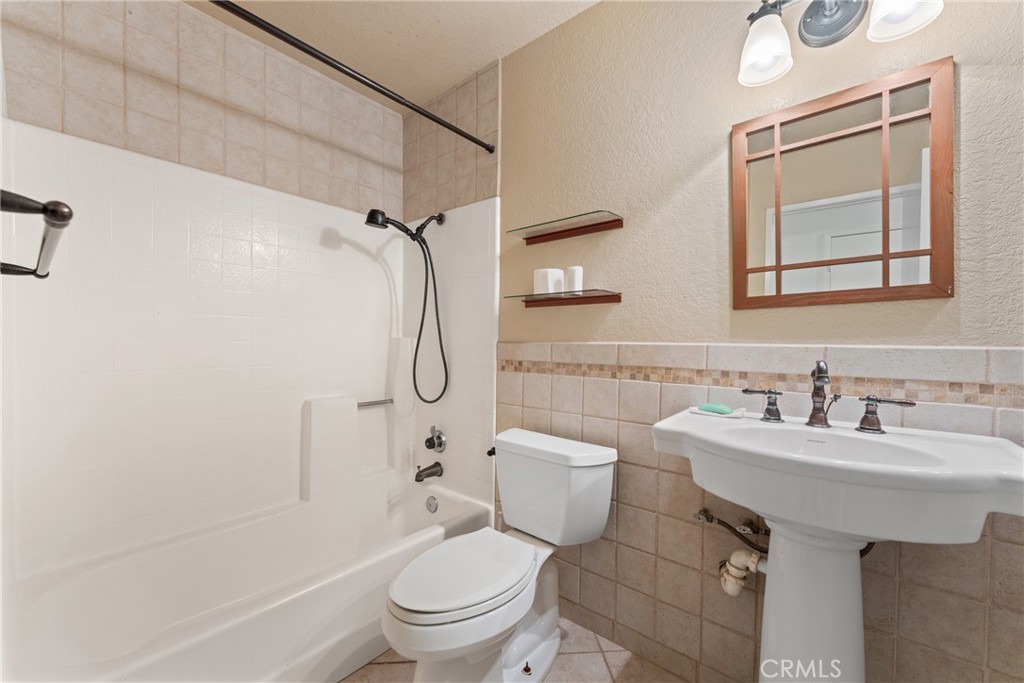 https://media.crmls.org/medias/15207079-1117-4a18-94e3-85accaa452ae.jpg?preset=X-Large