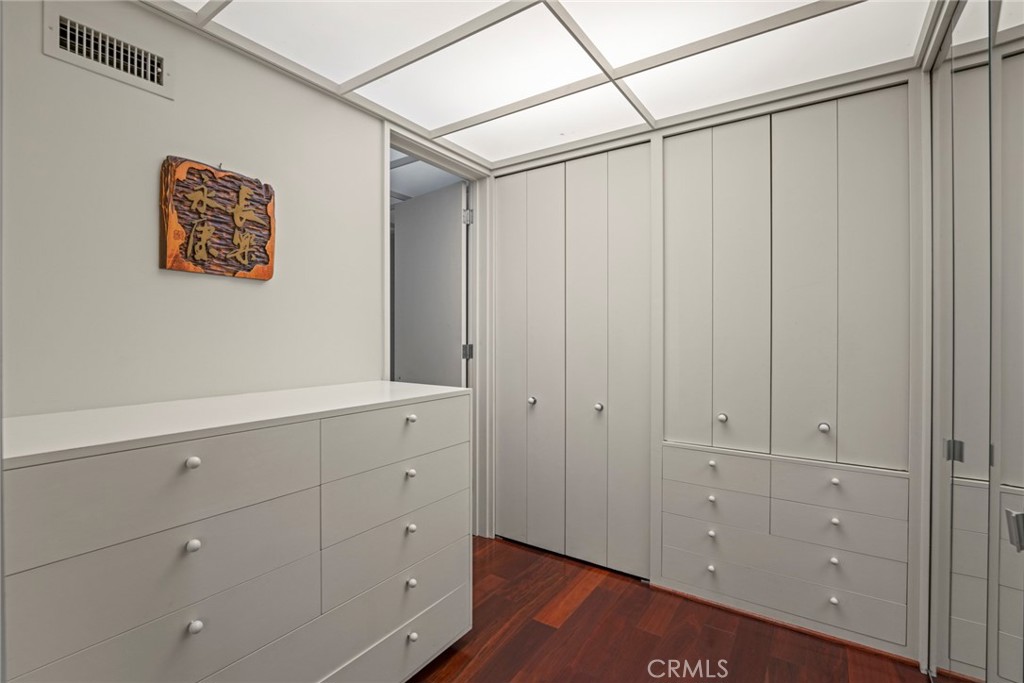 https://media.crmls.org/medias/1526d0d0-423d-4daf-9693-5b6449d3b756.jpg?preset=X-Large