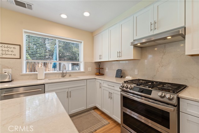 Detail Gallery Image 17 of 37 For 2290 Warwick Ave, Fresno,  CA 93720 - 4 Beds | 3 Baths