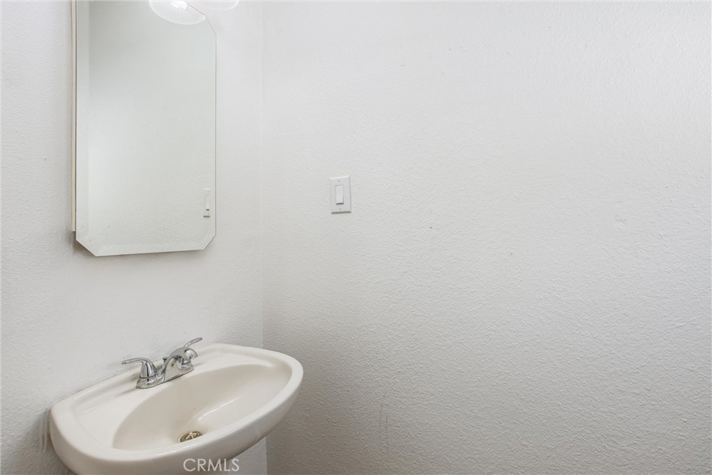 https://media.crmls.org/medias/152ccb22-a67c-47eb-a631-68371da5a681.jpg?preset=X-Large