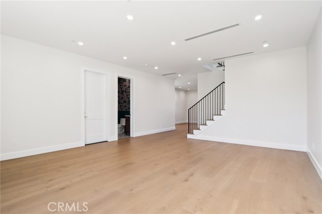 Detail Gallery Image 7 of 51 For 14931 Vose St, Van Nuys,  CA 91405 - 7 Beds | 6/1 Baths