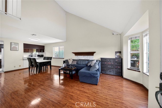 Detail Gallery Image 4 of 21 For 13813 Los Angeles, Baldwin Park,  CA 91706 - 3 Beds | 3 Baths