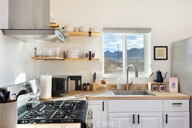 Detail Gallery Image 10 of 47 For 5737 Laferney, Joshua Tree,  CA 92252 - 2 Beds | 2 Baths