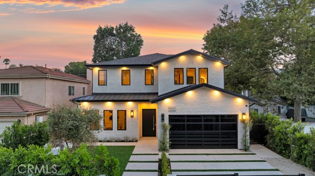 Detail Gallery Image 3 of 62 For 13024 Bloomfield St, Studio City,  CA 91604 - 6 Beds | 6/1 Baths