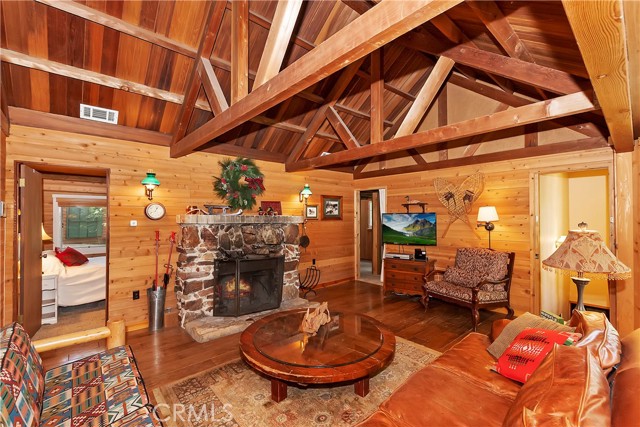 Detail Gallery Image 5 of 32 For 687 Crest Estates Dr, Lake Arrowhead,  CA 92352 - 3 Beds | 2/1 Baths