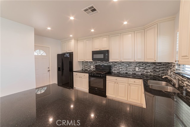 Detail Gallery Image 5 of 24 For 14754 Bassett St, Van Nuys,  CA 91405 - 4 Beds | 2 Baths