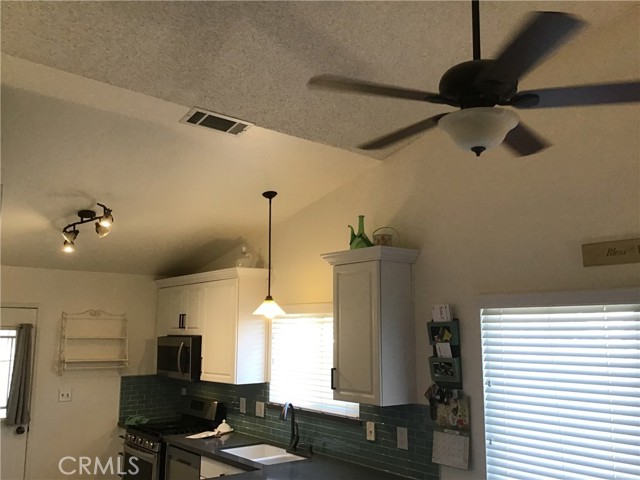 9144 Oakleaf Court, Hesperia CA: https://media.crmls.org/medias/1546cda9-e5ec-4921-8f1b-b7d99c8878b9.jpg