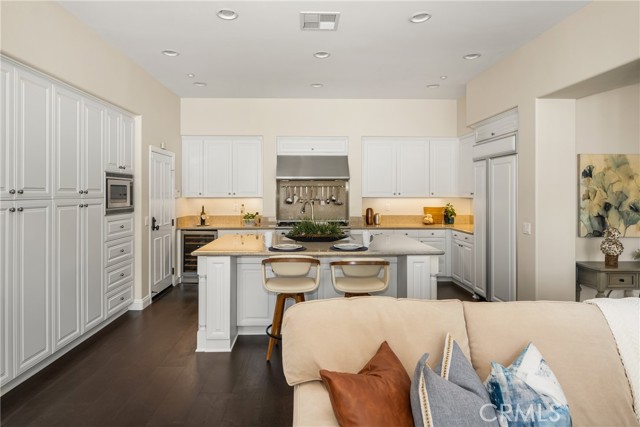 21270 Elda Cir, Huntington Beach CA: https://media.crmls.org/medias/154750e3-f1fd-400f-b24d-89950e349a35.jpg