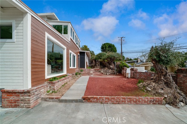 2423 Rockdell Street, La Crescenta CA: https://media.crmls.org/medias/1550bdaa-6238-4424-adda-784431e15b7a.jpg