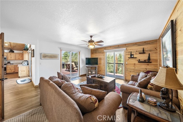 42728 Timberline Trail, Big Bear Lake CA: https://media.crmls.org/medias/15516890-0d79-4e40-aed2-6bbd07c3e04c.jpg