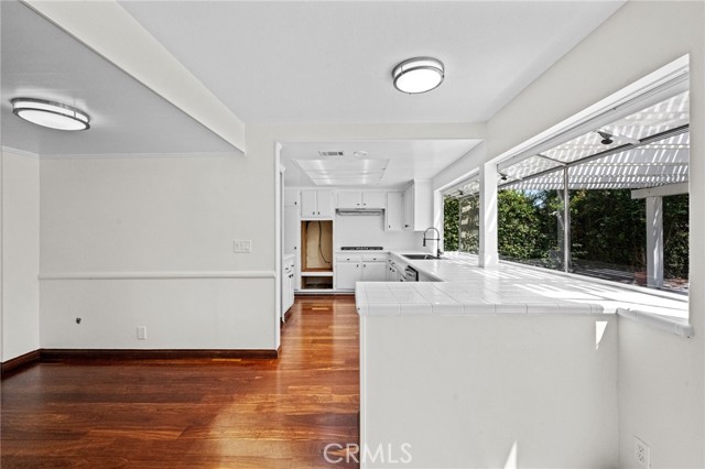 9882 Kings Canyon Drive, Huntington Beach CA: https://media.crmls.org/medias/1553b7cf-ab4b-4eea-82d2-f98a608527e8.jpg