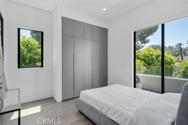 15231 Greenleaf Street, Sherman Oaks CA: https://media.crmls.org/medias/15546cc4-cd94-4f9b-bbcb-b4beec619c5e.jpg