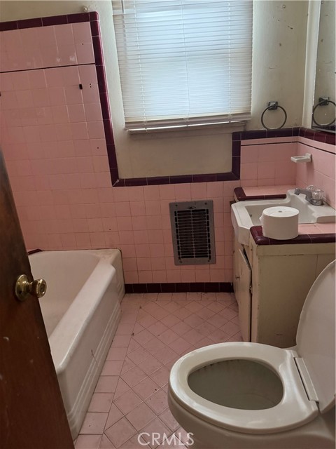 Detail Gallery Image 4 of 12 For 11022 Benwell, Lynwood,  CA 90262 - – Beds | – Baths