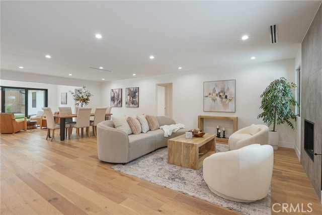 Detail Gallery Image 4 of 41 For 23240 Leonora Dr, Woodland Hills,  CA 91367 - 5 Beds | 5 Baths