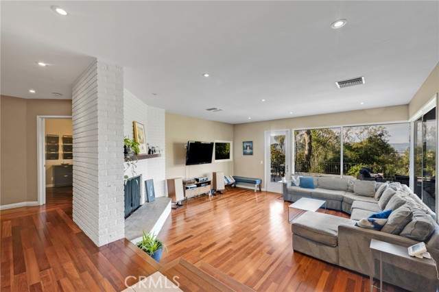 5187 Llano Drive, Woodland Hills CA: https://media.crmls.org/medias/155867b6-b005-4efd-9af1-3058d3f62aaf.jpg
