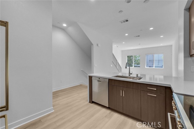 Detail Gallery Image 12 of 29 For 359 E Broadway, Long Beach,  CA 90802 - 2 Beds | 2/1 Baths