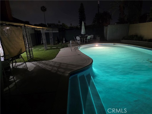 Detail Gallery Image 10 of 11 For 6435 Aldea Ave, Van Nuys,  CA 91406 - 3 Beds | 3 Baths