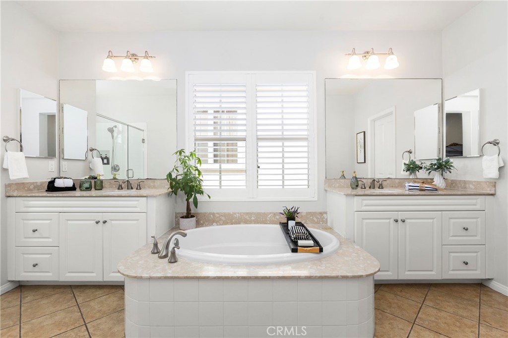 https://media.crmls.org/medias/1559beb0-cf86-492d-aac0-408f69d5ce0d.jpg?preset=X-Large