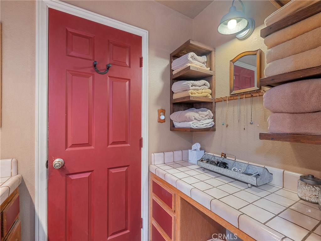 https://media.crmls.org/medias/155adfea-b944-4476-b9b7-c26d3932cab3.jpg?preset=X-Large