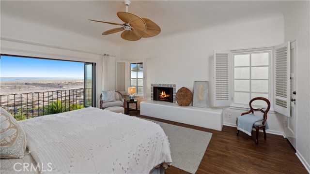 1305 E Balboa Boulevard, Newport Beach CA: https://media.crmls.org/medias/155c1c7a-3d83-4805-b580-01fceafccbb8.jpg