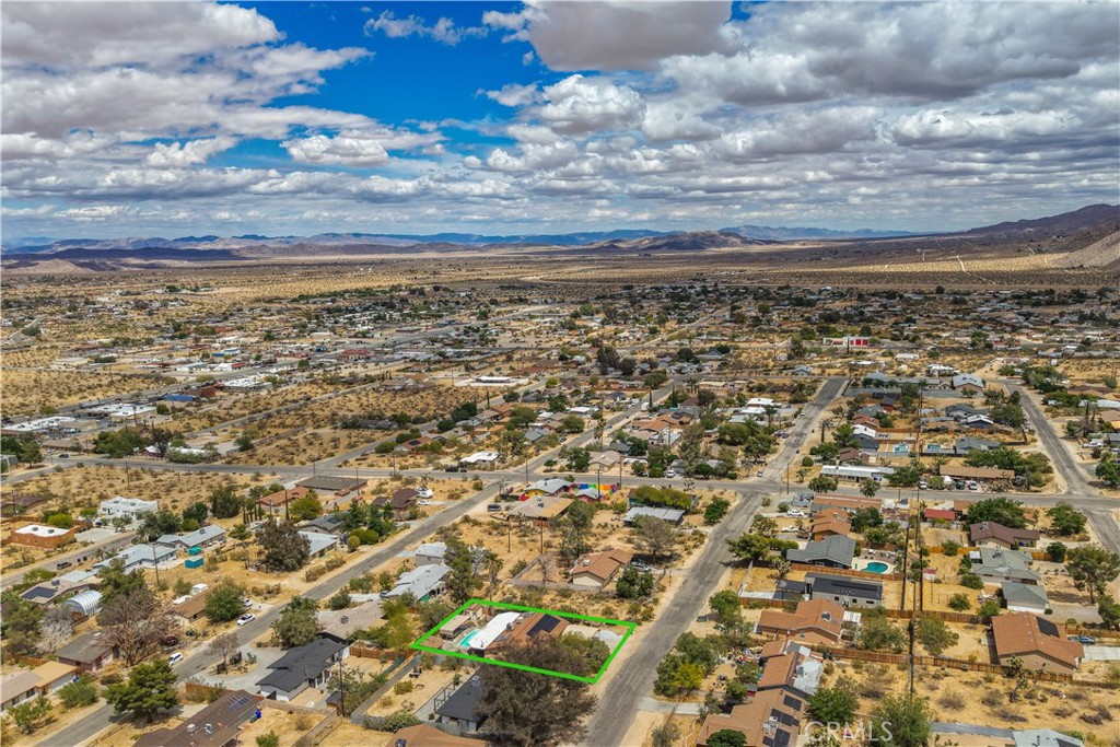 https://media.crmls.org/medias/155cfacb-e605-4148-97b9-c0823d17998c.jpg?preset=X-Large