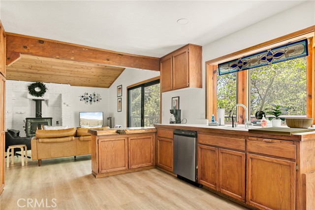 Detail Gallery Image 7 of 31 For 1080 Chateau Dr, Crestline,  CA 92325 - 3 Beds | 2/1 Baths