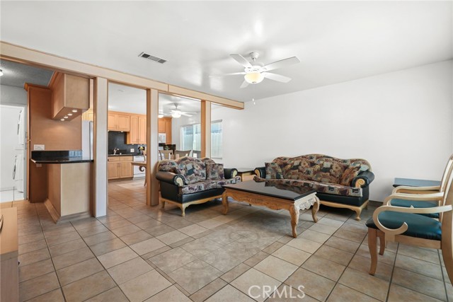 Detail Gallery Image 5 of 25 For 429 E Providencia #B,  Burbank,  CA 91501 - 2 Beds | 1/1 Baths